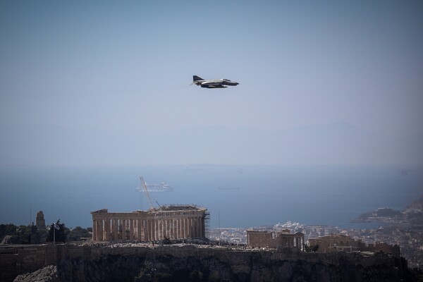 Τα μαχητικά και τα ελικόπτερα πάνω από την Αθήνα - Φωτογραφίες από τις πτήσεις