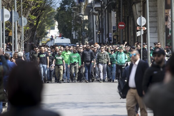 Κηδεία Θανάση Γιαννακόπουλου: Πομπή με εκατοντάδες μηχανάκια στο κέντρο της Αθήνας