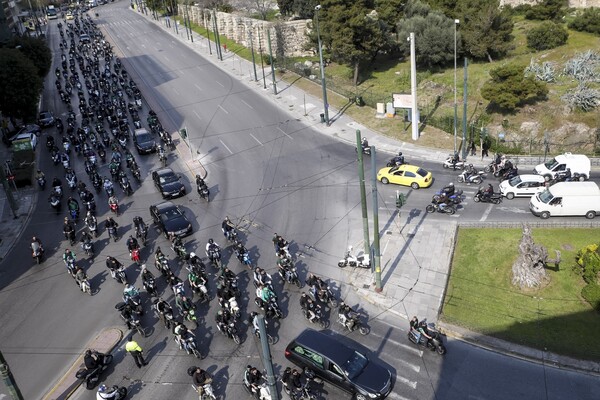 Κηδεία Θανάση Γιαννακόπουλου: Πομπή με εκατοντάδες μηχανάκια στο κέντρο της Αθήνας