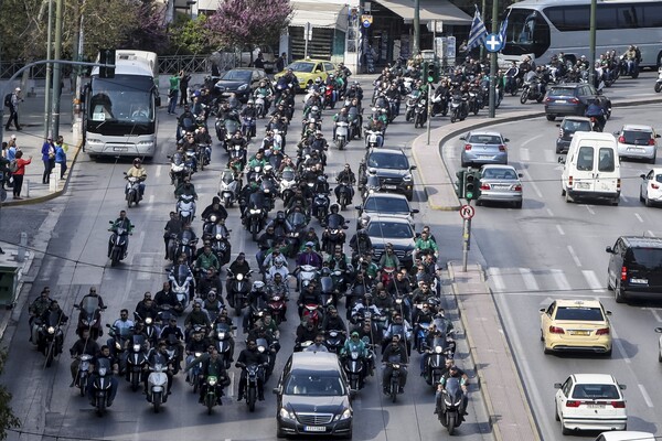 Κηδεία Θανάση Γιαννακόπουλου: Πομπή με εκατοντάδες μηχανάκια στο κέντρο της Αθήνας