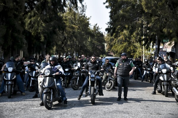 Κηδεία Θανάση Γιαννακόπουλου: Πομπή με εκατοντάδες μηχανάκια στο κέντρο της Αθήνας