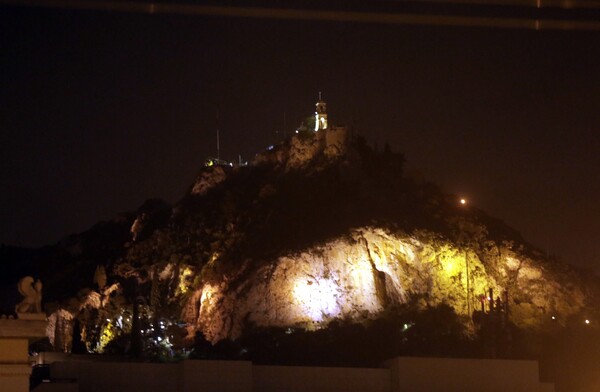 Ώρα της Γης: Η Ακρόπολη στο σκοτάδι - H Αθήνα έσβησε τα φώτα για τον πλανήτη