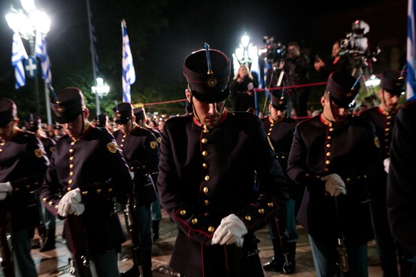 Πάσχα 2019: Κατάνυξη στην Αθήνα - Χιλιάδες άνθρωποι στην περιφορά των Επιταφίων