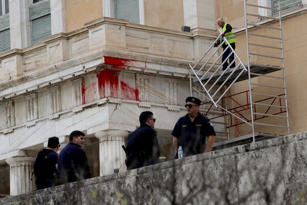 Κακουργηματική δίωξη για την επίθεση Ρουβίκωνα στη Βουλή - Καθαρίζουν τις μπογιές