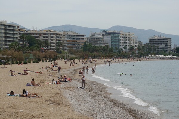 Εκλογές με παραλία - Γεμάτες οι πλαζ της Αθήνας