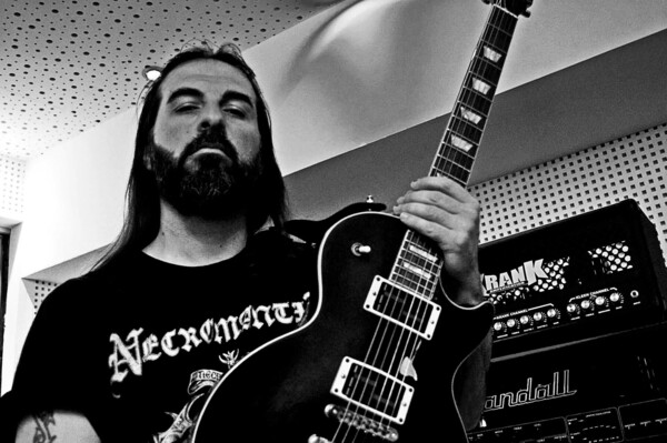 Ο frontman των Rotting Christ Σάκης Τόλης κάνει μια βουτιά στο παρελθόν του