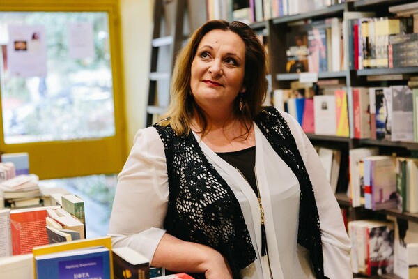 Έλενα Γκίκα-Πετρουλάκη: «Εσφαλμένα η γυναικεία λογοτεχνία θεωρείται εύπεπτη ή επιφανειακή»