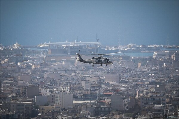 Τα μαχητικά και τα ελικόπτερα πάνω από την Αθήνα - Φωτογραφίες από τις πτήσεις