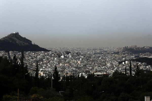 Η αφρικανική σκόνη σκεπάζει την Αθήνα - Οι πρώτες εικόνες