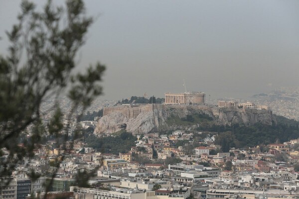 Η αφρικανική σκόνη σκεπάζει την Αθήνα - Οι πρώτες εικόνες