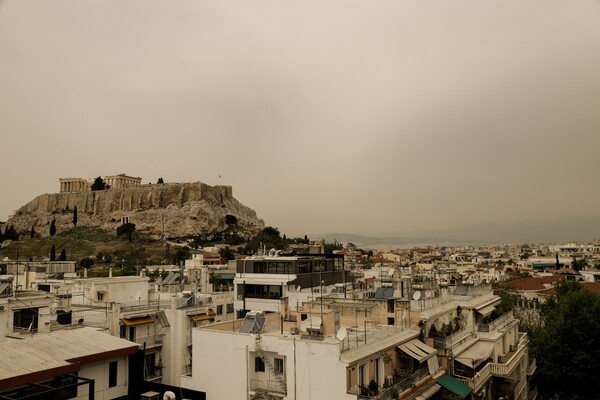 Η αφρικανική σκόνη σκεπάζει την Αθήνα - Οι πρώτες εικόνες