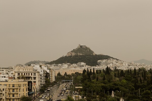 Η αφρικανική σκόνη σκεπάζει την Αθήνα - Οι πρώτες εικόνες