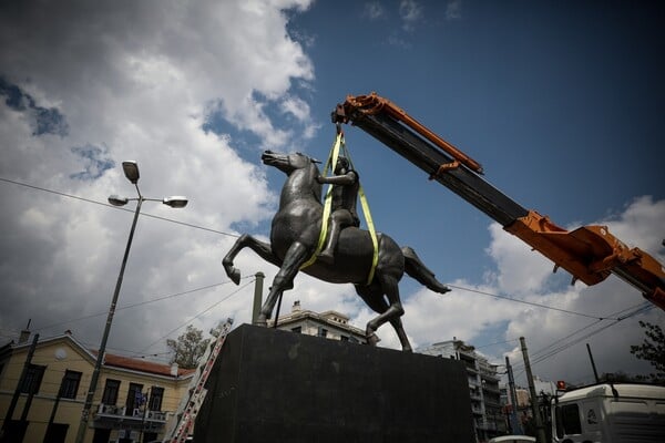 Τοποθετήθηκε το άγαλμα του Μεγάλου Αλεξάνδρου στο κέντρο της Αθήνας