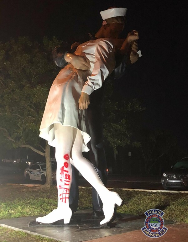 Βανδάλισαν το άγαλμα με το διάσημο φιλί του ναύτη στη νοσοκόμα