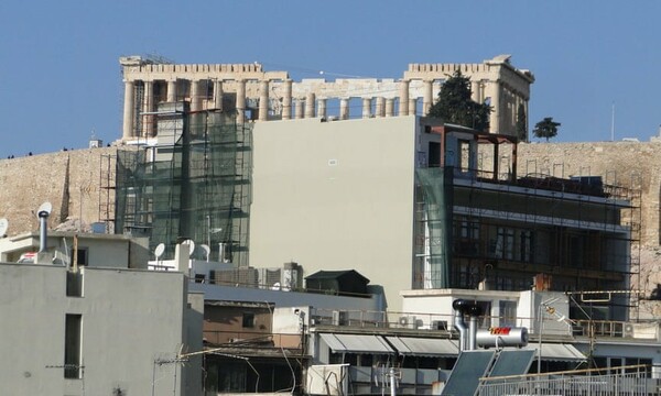 Η Αθηναία που ξεκίνησε τον «πόλεμο» στα ξενοδοχεία που κρύβουν την Ακρόπολη μιλά στον Guardian