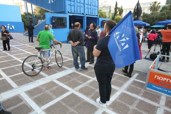 H στιγμή που ανακοινώθηκαν τα exit polls - Να τι έγινε στο Σύνταγμα στα εκλογικά περίπτερα Δούρου και Ηλιόπουλου