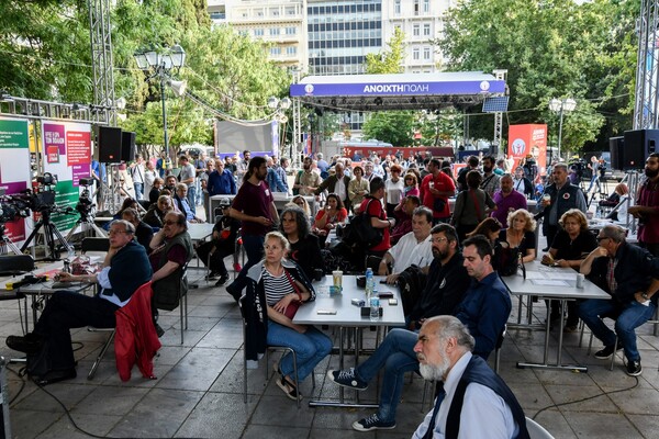 H στιγμή που ανακοινώθηκαν τα exit polls - Να τι έγινε στο Σύνταγμα στα εκλογικά περίπτερα Δούρου και Ηλιόπουλου