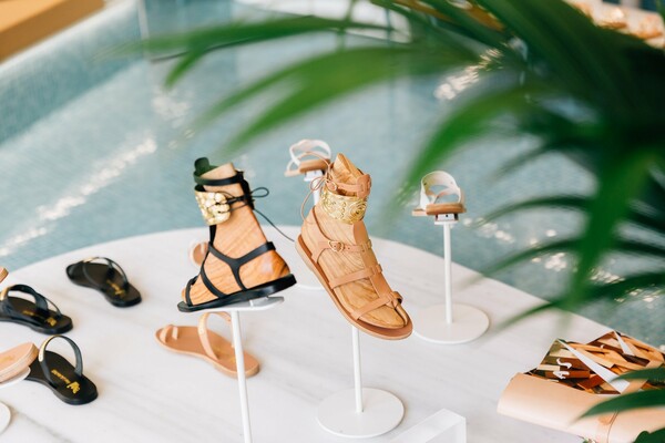 Φωτεινό, φιλικό και καλόγουστο: το πρώτο κατάστημα των Ancient Greek Sandals άνοιξε στο κέντρο της Αθήνας
