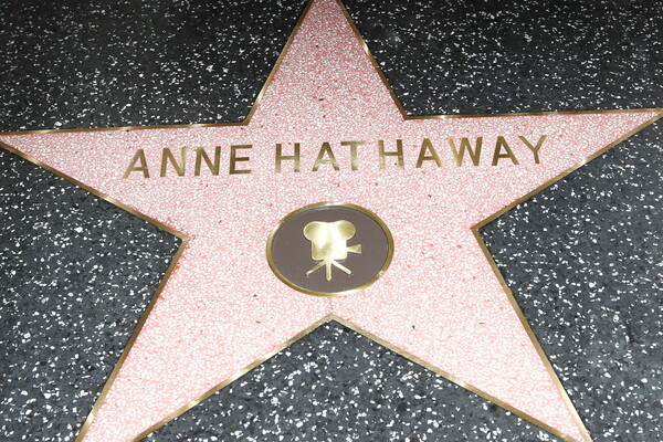 Η Αν Χάθαγουεϊ απέκτησε αστέρι στη Λεωφόρο της Δόξας