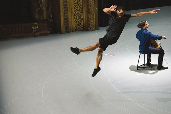 Η Anne Teresa de Keersmaeker συνδιαλέγεται με τις 6 σουίτες για τσέλο του Μπαχ στο Ηρώδειο