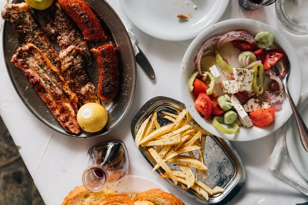 Τρία κρυμμένα μέρη της Αθήνας με απρόσμενα καλό και φθηνό φαγητό