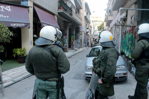 Εξάρχεια: Τρεις συλλήψεις και 90 προσαγωγές στη μεγάλη επιχείρηση της αστυνομίας
