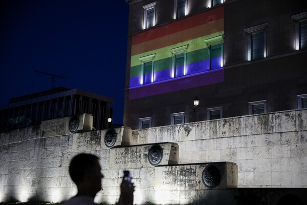 Athens Pride 2019 - Η Βουλή φωταγωγήθηκε με την σημαία του ουράνιου τόξου
