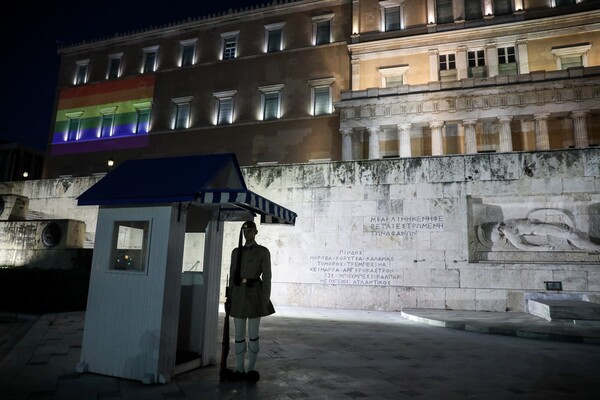 Athens Pride 2019 - Η Βουλή φωταγωγήθηκε με την σημαία του ουράνιου τόξου