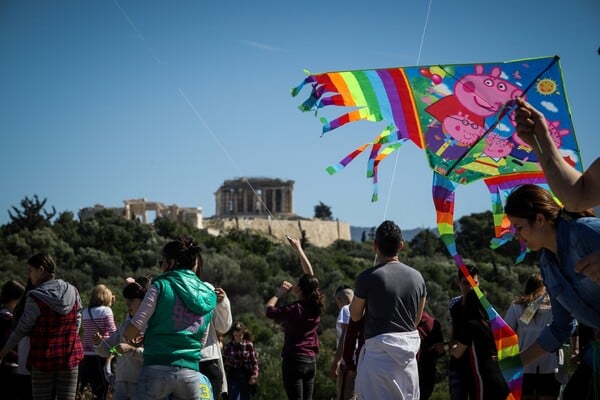 Άδεια η Αθήνα - Απίστευτη ουρά για μια λαγάνα και γεμάτος ο λόφος του Φιλοπάππου