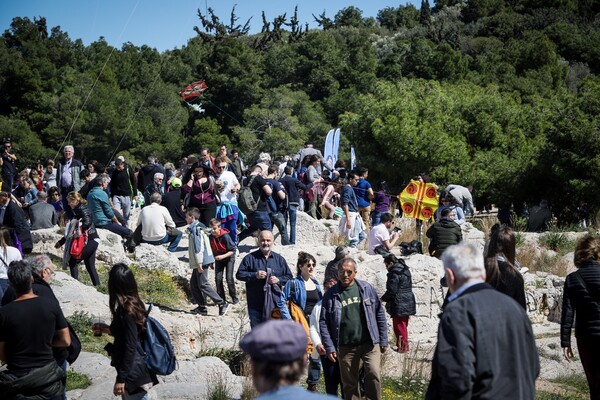 Άδεια η Αθήνα - Απίστευτη ουρά για μια λαγάνα και γεμάτος ο λόφος του Φιλοπάππου