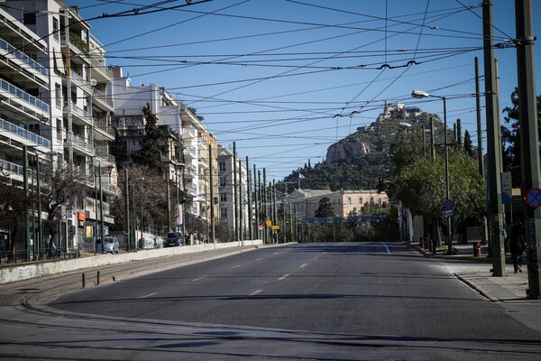 Άδεια η Αθήνα - Απίστευτη ουρά για μια λαγάνα και γεμάτος ο λόφος του Φιλοπάππου
