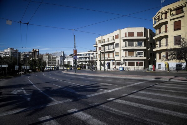 Άδεια η Αθήνα - Απίστευτη ουρά για μια λαγάνα και γεμάτος ο λόφος του Φιλοπάππου