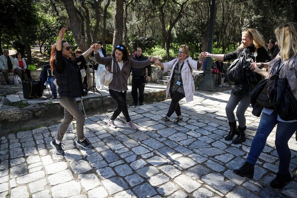 Άδεια η Αθήνα - Απίστευτη ουρά για μια λαγάνα και γεμάτος ο λόφος του Φιλοπάππου