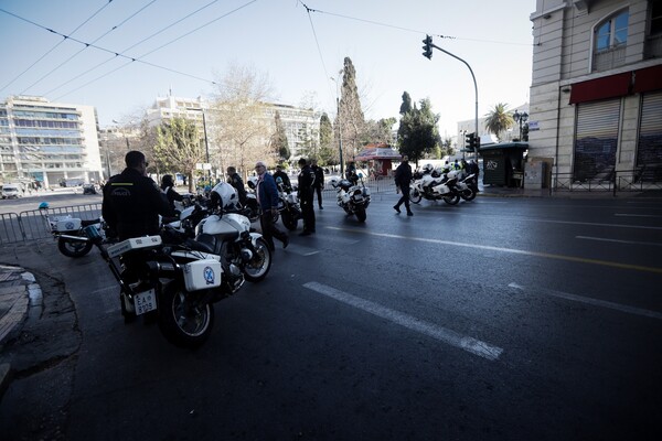 Πεδίο μάχης το Σύνταγμα για τα γυρίσματα της ταινίας «Βorn to be murdered» - Oι πρώτες φωτογραφίες και βίντεο