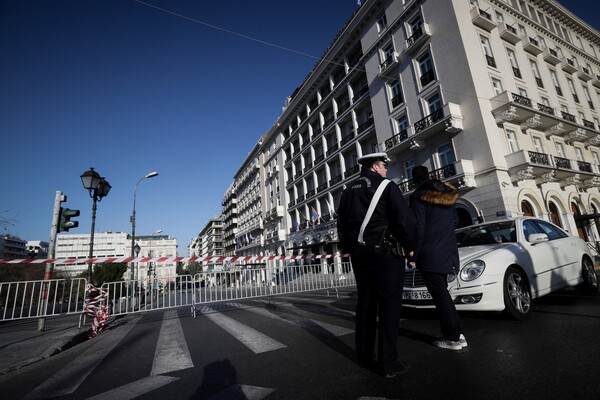 Πεδίο μάχης το Σύνταγμα για τα γυρίσματα της ταινίας «Βorn to be murdered» - Oι πρώτες φωτογραφίες και βίντεο