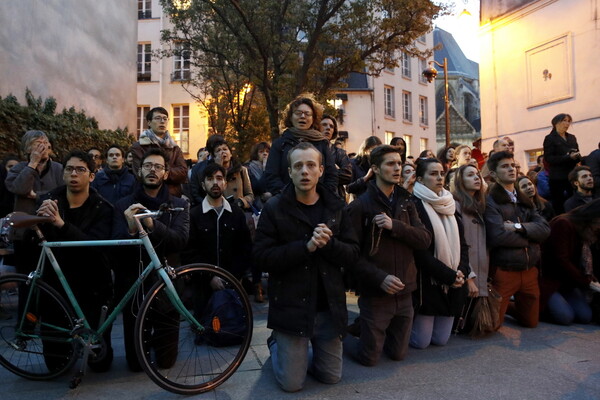 Παναγία των Παρισίων: Γονατιστοί οι Γάλλοι προσεύχονται έξω από τον φλεγόμενο καθεδρικό