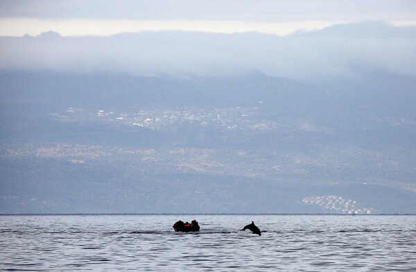 Οι εμβληματικές εικόνες του Έλληνα φωτογράφου για τις δύο μεγάλες κρίσεις του 2015