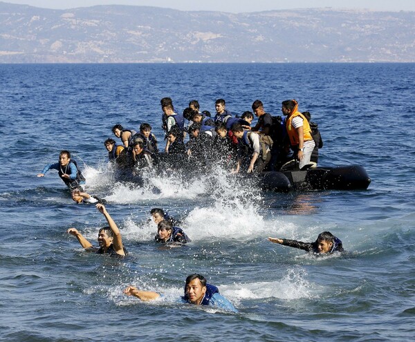 Οι εμβληματικές εικόνες του Έλληνα φωτογράφου για τις δύο μεγάλες κρίσεις του 2015