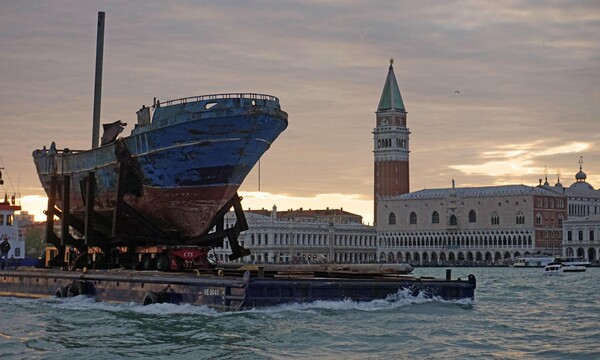 Το ναυάγιο που στοίχισε τη ζωή σε εκατοντάδες μετανάστες εκτίθεται στη Μπιενάλε της Βενετίας