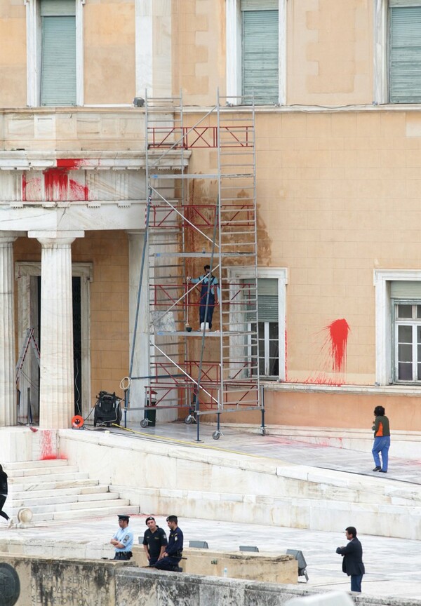 Κακουργηματική δίωξη για την επίθεση Ρουβίκωνα στη Βουλή - Καθαρίζουν τις μπογιές