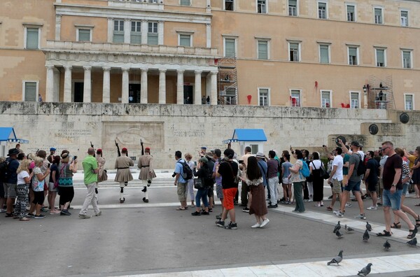 Κακουργηματική δίωξη για την επίθεση Ρουβίκωνα στη Βουλή - Καθαρίζουν τις μπογιές