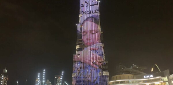 Ντουμπάι: Το πρόσωπο της Άρντερν στο Burj Khalifa - Φόρος τιμής στην πρωθυπουργό της Νέας Ζηλανδίας