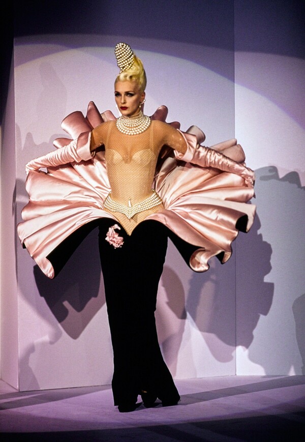 Η Vogue αποκαλύπτει το παρασκήνιο με το «απόλυτο φόρεμα» της Cardi B στα Γκράμι