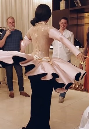 Η Vogue αποκαλύπτει το παρασκήνιο με το «απόλυτο φόρεμα» της Cardi B στα Γκράμι