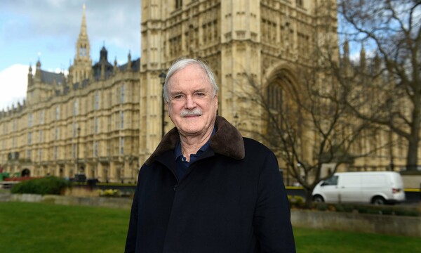«Το Λονδίνο δεν είναι πλέον αγγλική πόλη» δηλώνει ο Τζον Κλιζ των Monty Python, προκαλώντας σάλο