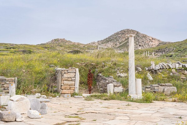 Για πρώτη φορά σύγχρονη τέχνη στην αρχαία Δήλο - Πρεμιέρα για τα μοναδικά γλυπτά του Άντονι Γκόρμλι