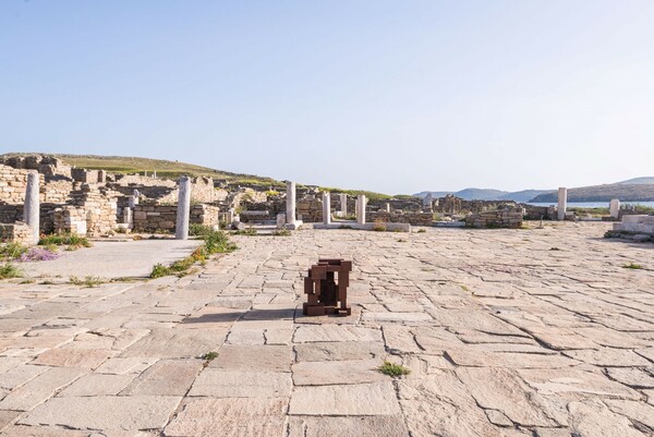 Για πρώτη φορά σύγχρονη τέχνη στην αρχαία Δήλο - Πρεμιέρα για τα μοναδικά γλυπτά του Άντονι Γκόρμλι