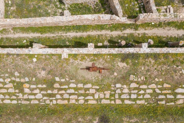 Για πρώτη φορά σύγχρονη τέχνη στην αρχαία Δήλο - Πρεμιέρα για τα μοναδικά γλυπτά του Άντονι Γκόρμλι