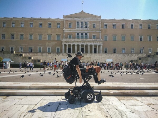 Αθήνα, η πόλη για τους αρτιμελείς, τους υγιείς και τους τέλεια λειτουργικούς