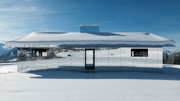 Mirage:Το σπίτι με τους καθρέπτες του Νταγκ Άιτκεν εγκαταστάθηκε στις Άλπεις